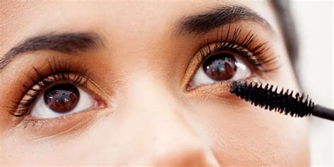 are you supposed to put mascara on fake lashes